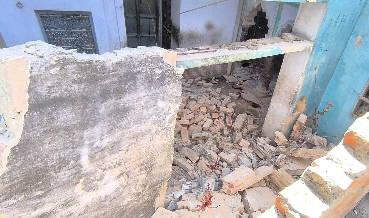 छत का पड़ा मलबा।