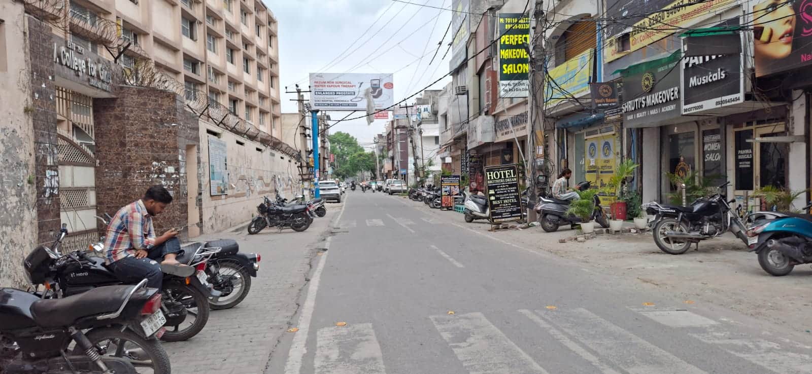 डीएवी गर्ल्स कॉलेज की छुट्टी से पहले गेट के बाहर से नदारद पुलिस। संवाद