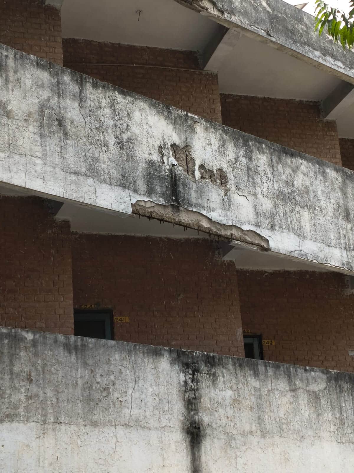 डीक्रस्ट के ब्वॉयज हॉस्टल जर्जर स्थिति। स्रोत : छात्र