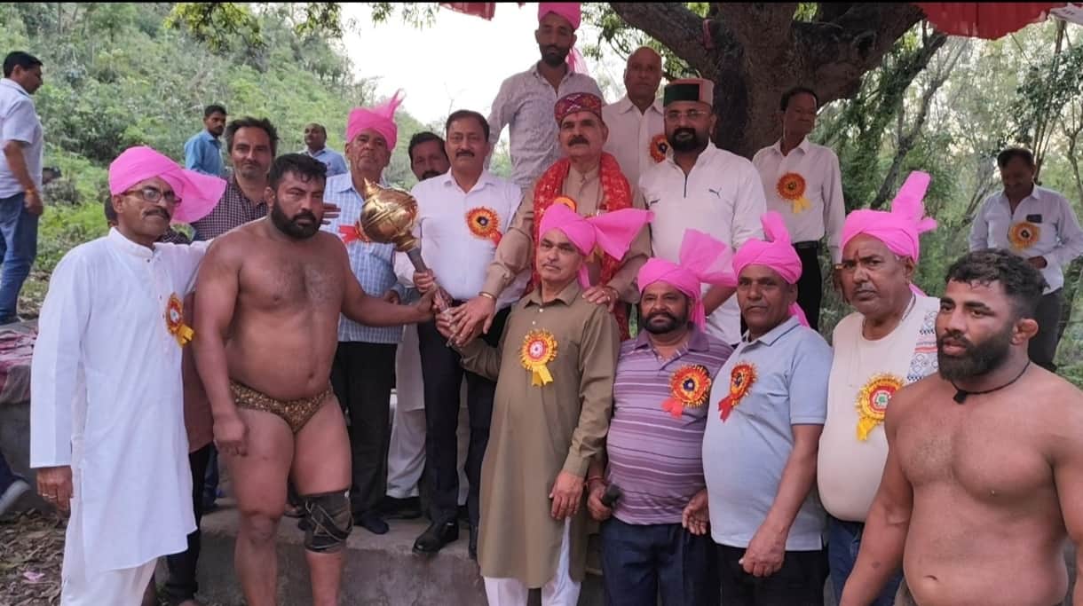 ढन में शीतला माता मेले में आयोजित दंगल में विजेता पहलवान को सम्मानित करते मुख्यातिथि व अन्य । स
