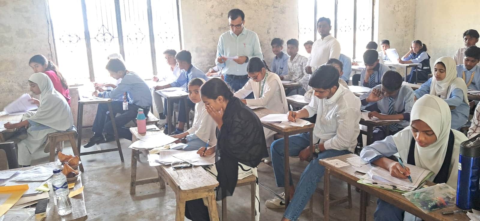 एग्रीकल्चर हाईस्कूल उजियार दुधारा में प्रतिभा खोज परीक्षा देते परीक्षार्थी।  