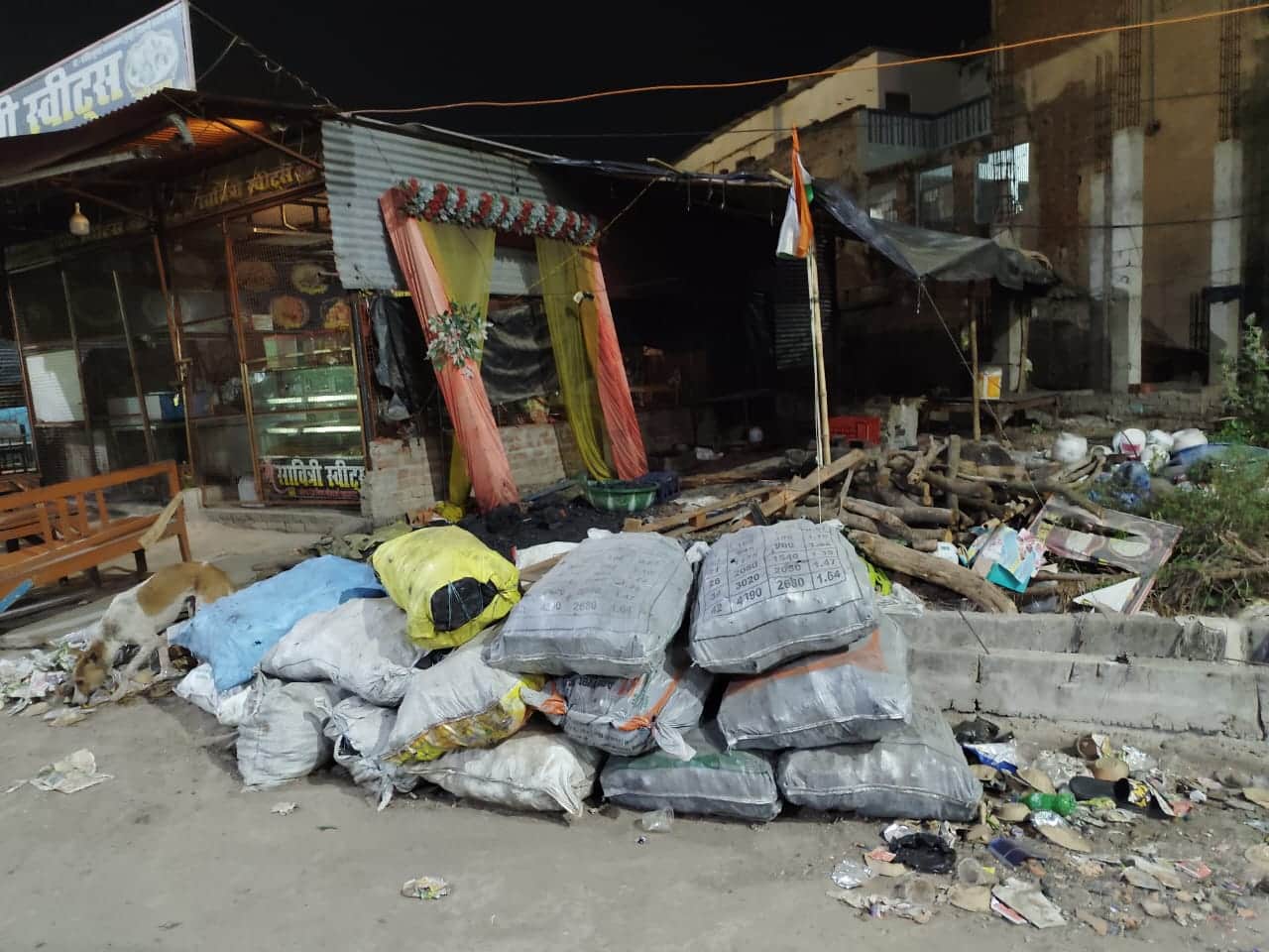 एक दुकान पर रखा गया कोयला।