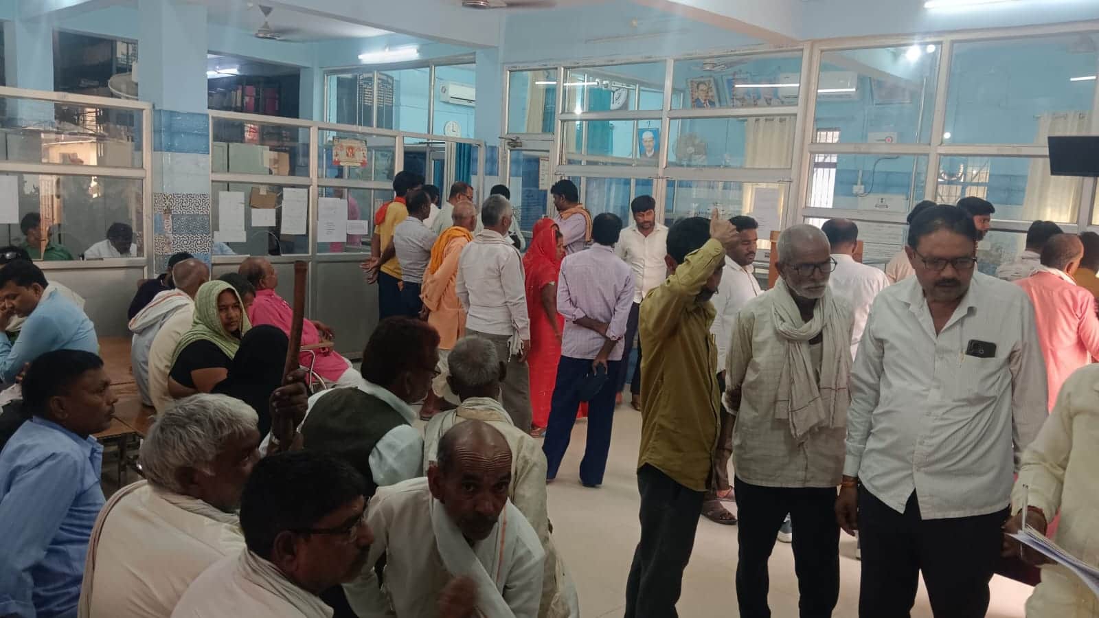 एसबीआई में काम करते कर्मी।  