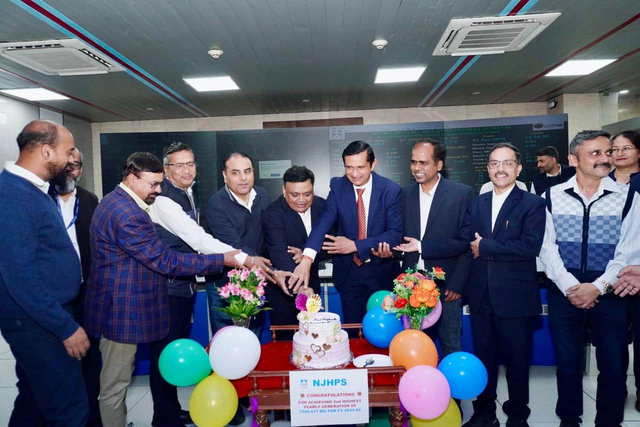 एसजेवीएन की नाथपा झाकड़ी परियोजना में सर्वाधिक विद्युत उत्पादन का केक काटकर मनाया जश्र। स्रोत :