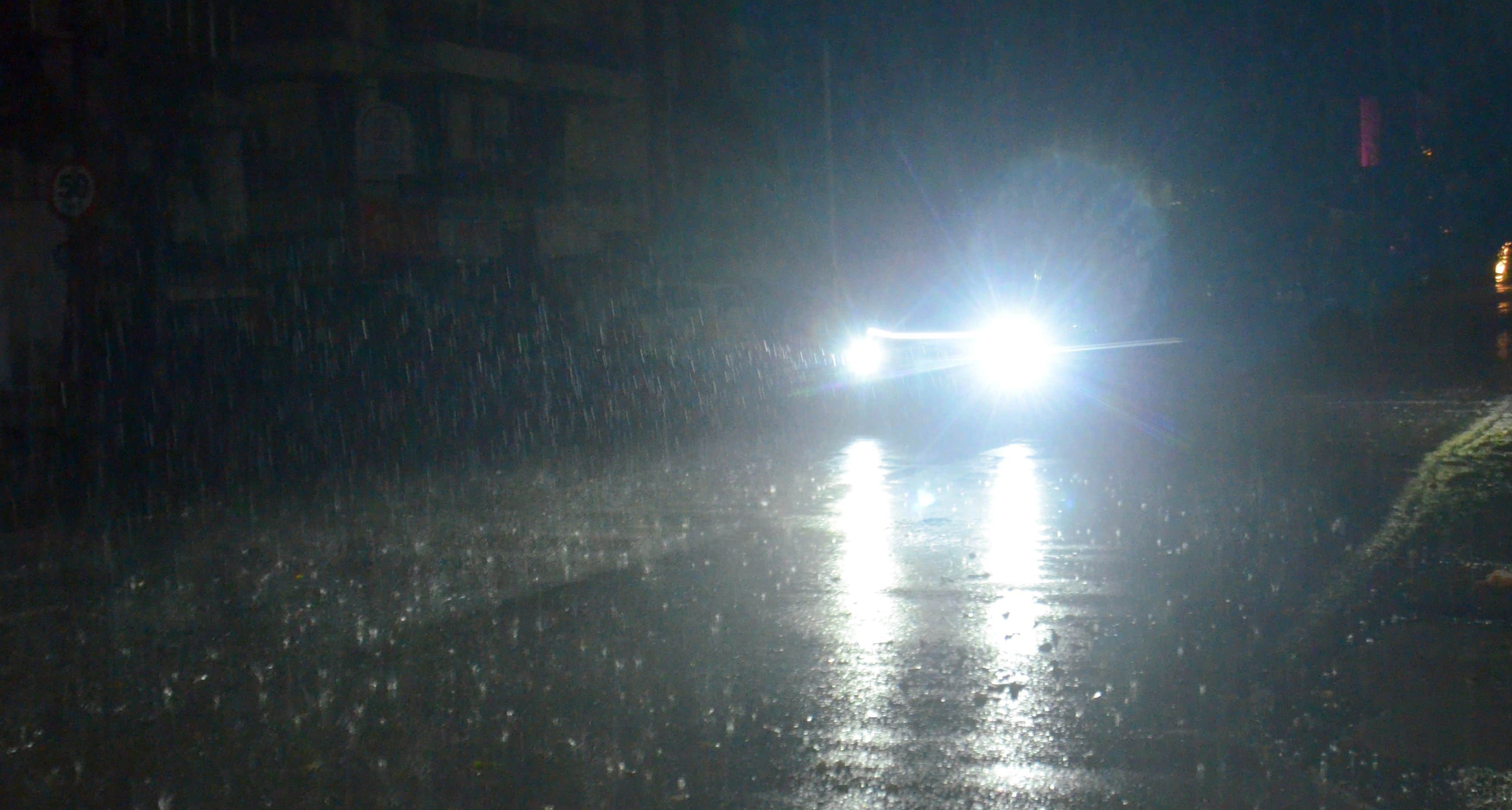 रात को हुई बारिश। सांकेतिक तस्वीर।