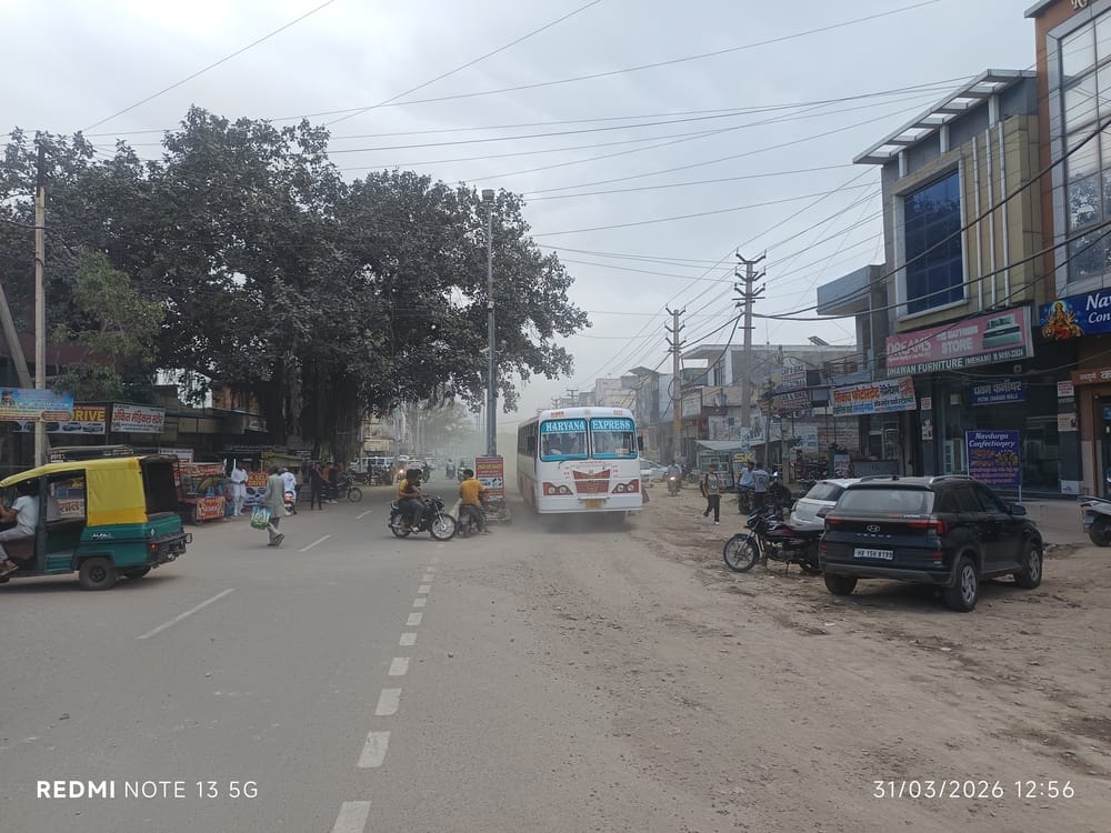 The road was left blocked with the rainwater drainage line, dust keeps flying all day long.