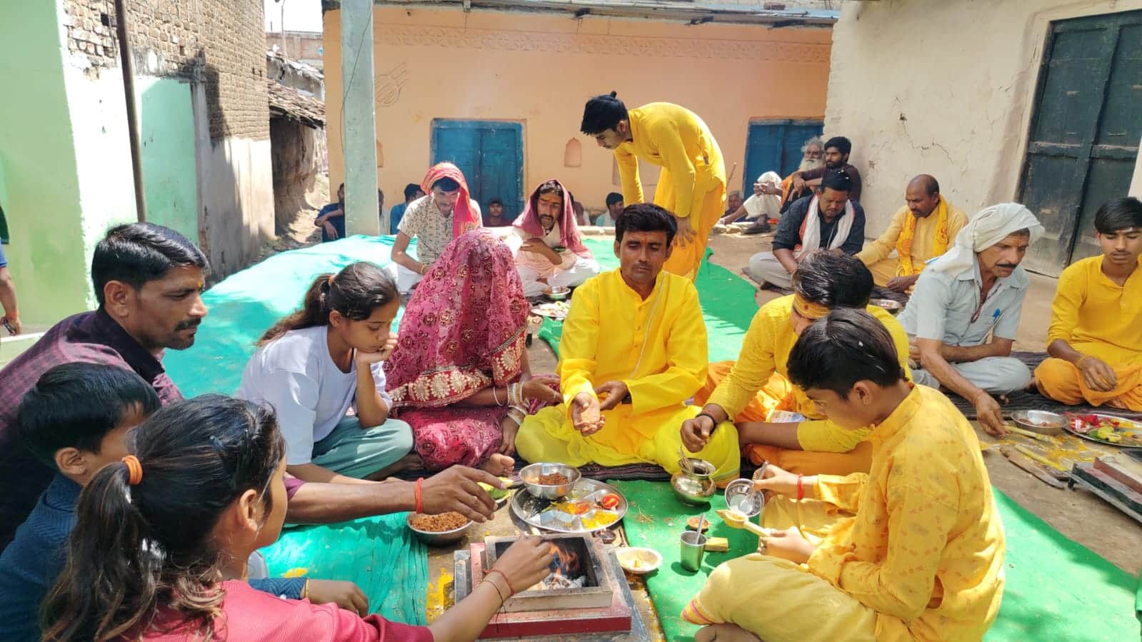 फोटो 01सीकेटीपी 26 दरसेंडा गांव  में हवन पूजन करते परिवार। संवाद