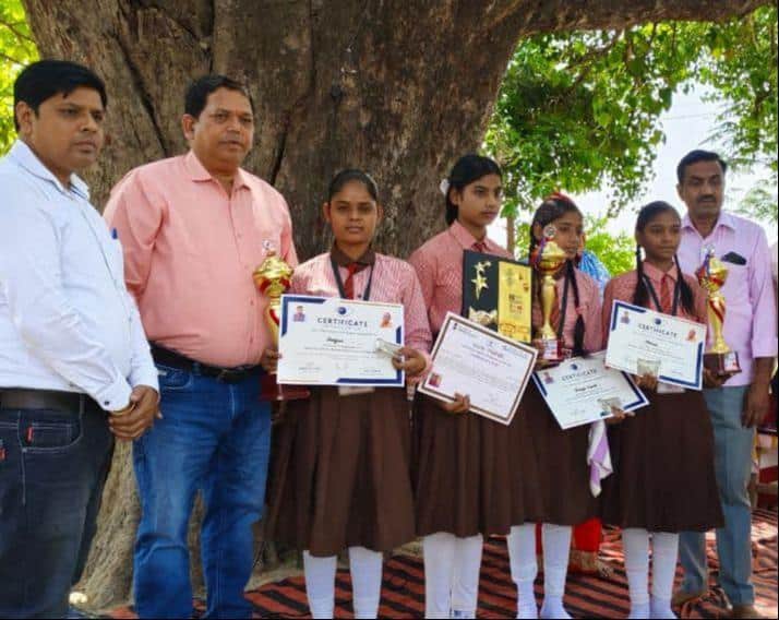 फोटो-1- प्रमाण पत्र दिखातीं छात्राएं। स्रोत: शिक्षक