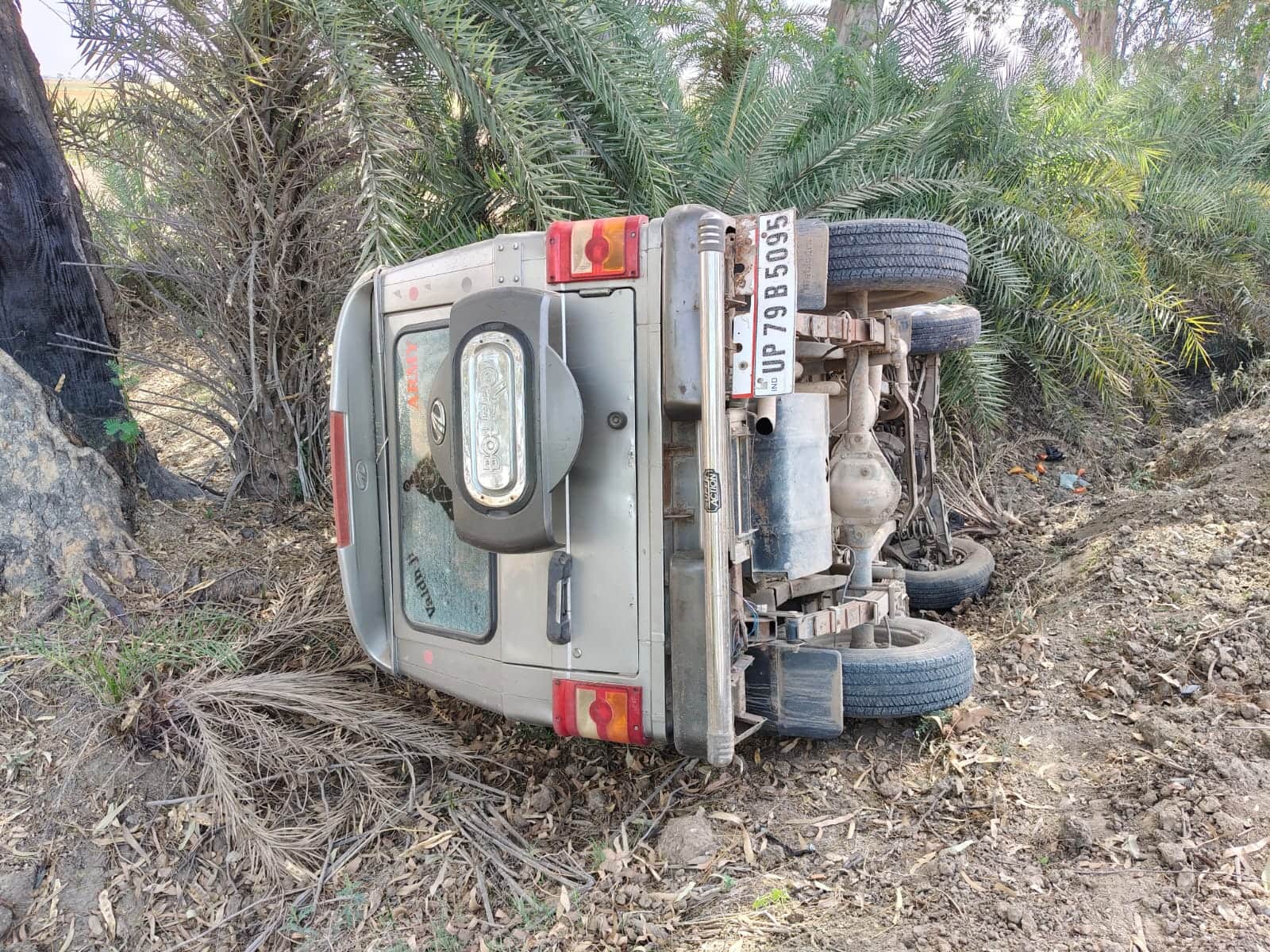 फोटो - 10 खंदक में पलटी पड़ी कार। संवाद