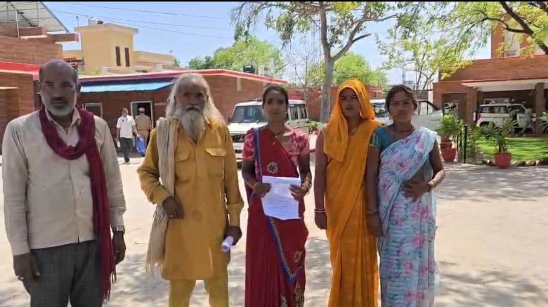 फोटो - 12 एसपी को शिकायती पत्र देने जाती शंकुलता। संवाद