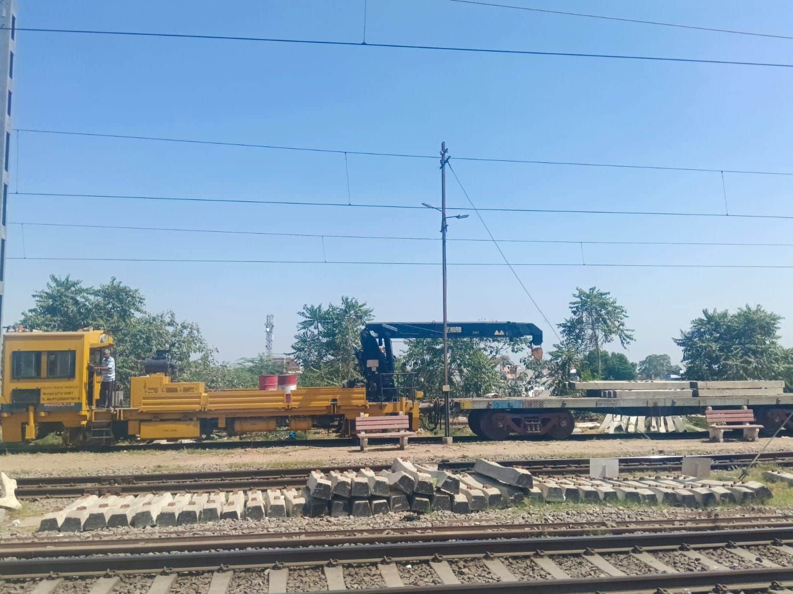 फोटो-20- रेलवे पुल पर ट्रैक की मरम्मत सामग्री रखने के लिए ट्रैक किनारे रखे पुराने स्लीपर हटाती 