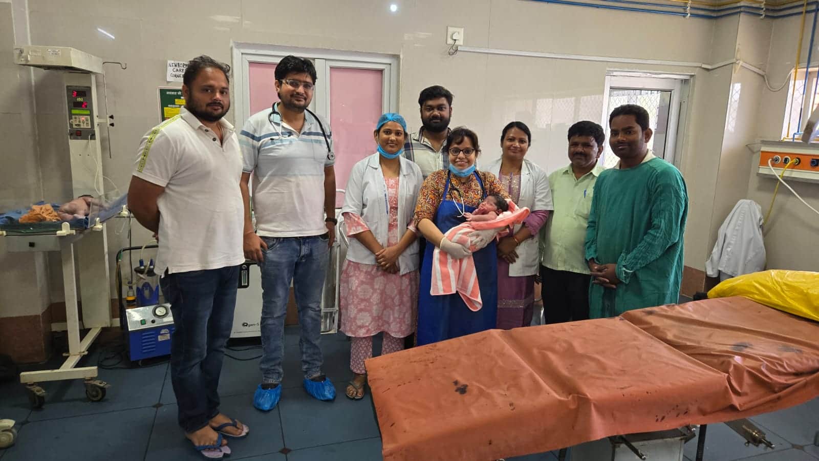 फोटो 20 सौ शैया अस्पताल में बच्चे के साथ डॉ. निशिता यादव और उनकी टीम। स्रोत स्वास्थ्य विभाग