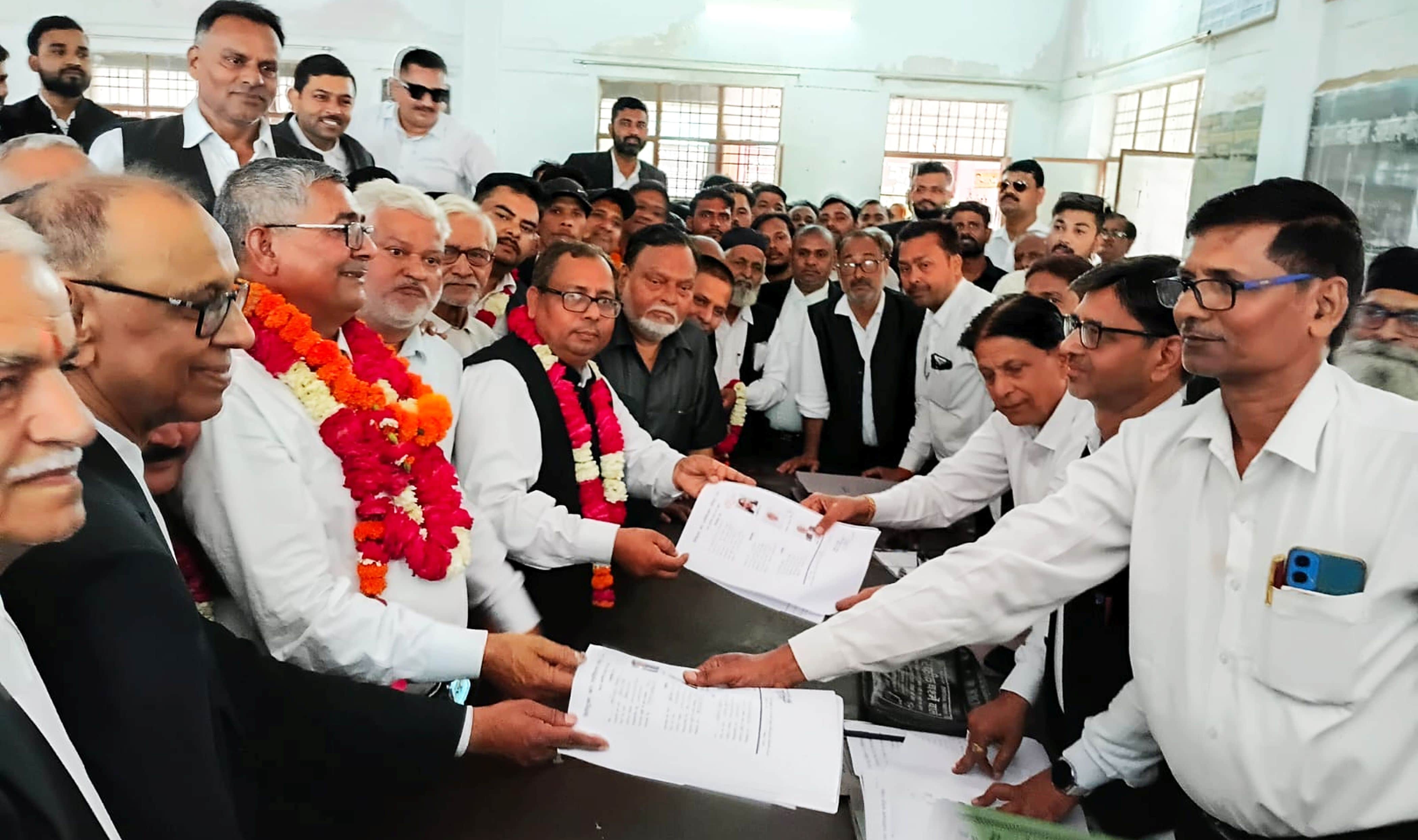 फोटो-21-नामांकन पत्र दाखिल करते अध्यक्ष पद के उम्मीदवार बाबू सिंह यादव। संवाद