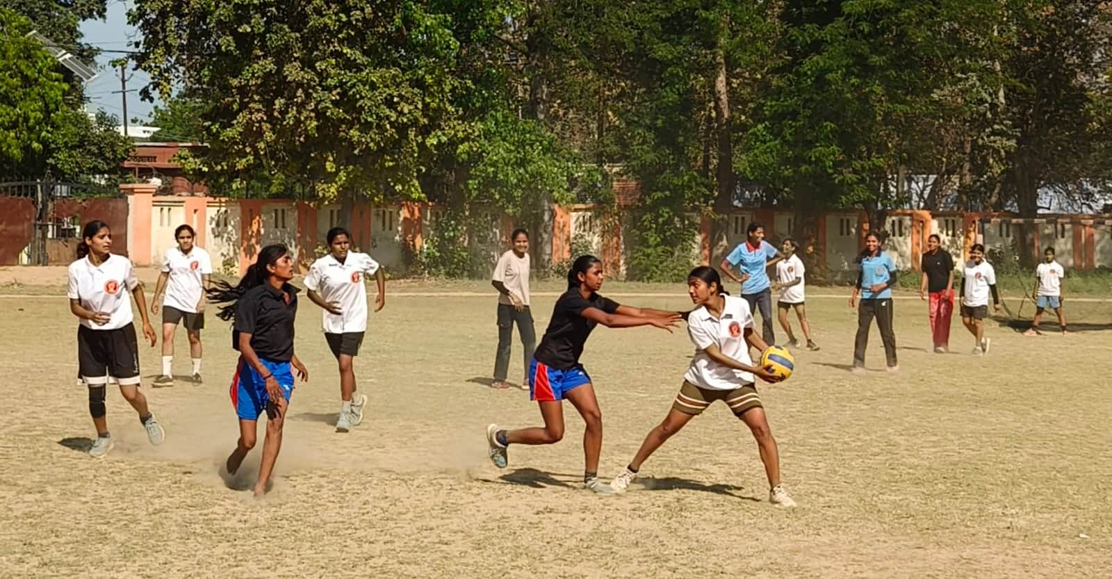 फोटो-21 स्पोर्ट्स स्टेडियम में हैंडबॉल प्रतियोगिता में बाल छीनने का प्रयास करतीं खिलाड़ी। संवाद