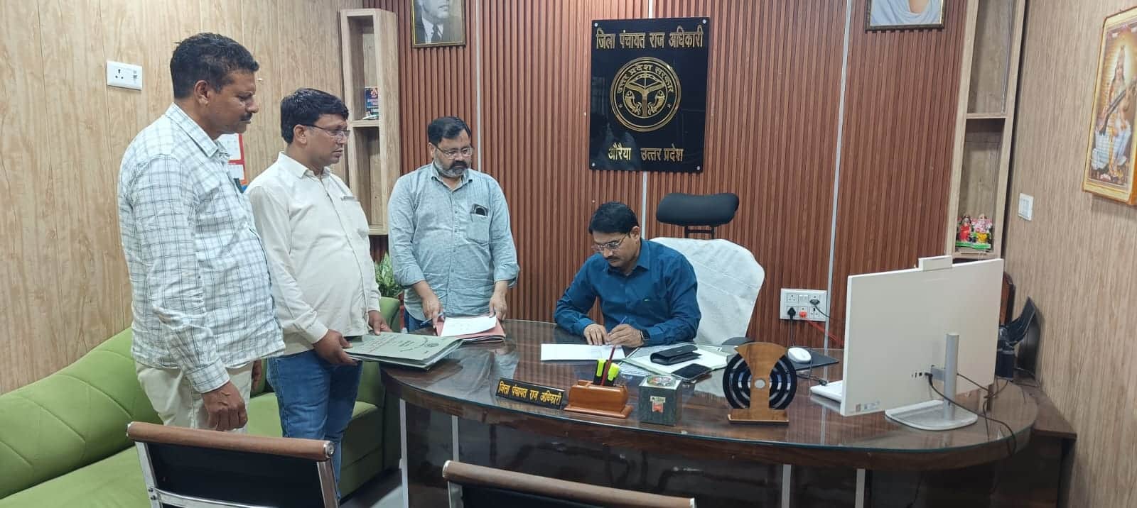 फोटो-27- डीपीआरओ कार्यालय में काम करते अधिकारी व कर्मचारी। संवाद