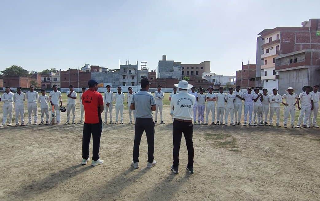 फोटो-3-चयन ट्रायल से पहले खिलाड़ियों से बात करते चयनकर्ता। स्रोत: आयोजक।