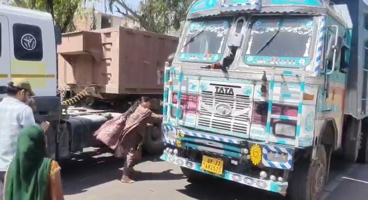 Dumper hits car, woman takes off her slippers