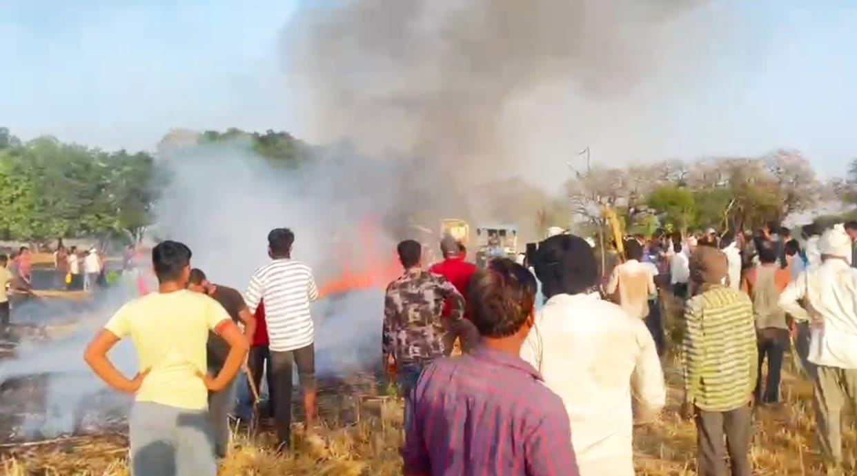 A short circuit in the wires caused a spark, burning 28 bighas of wheat crop.