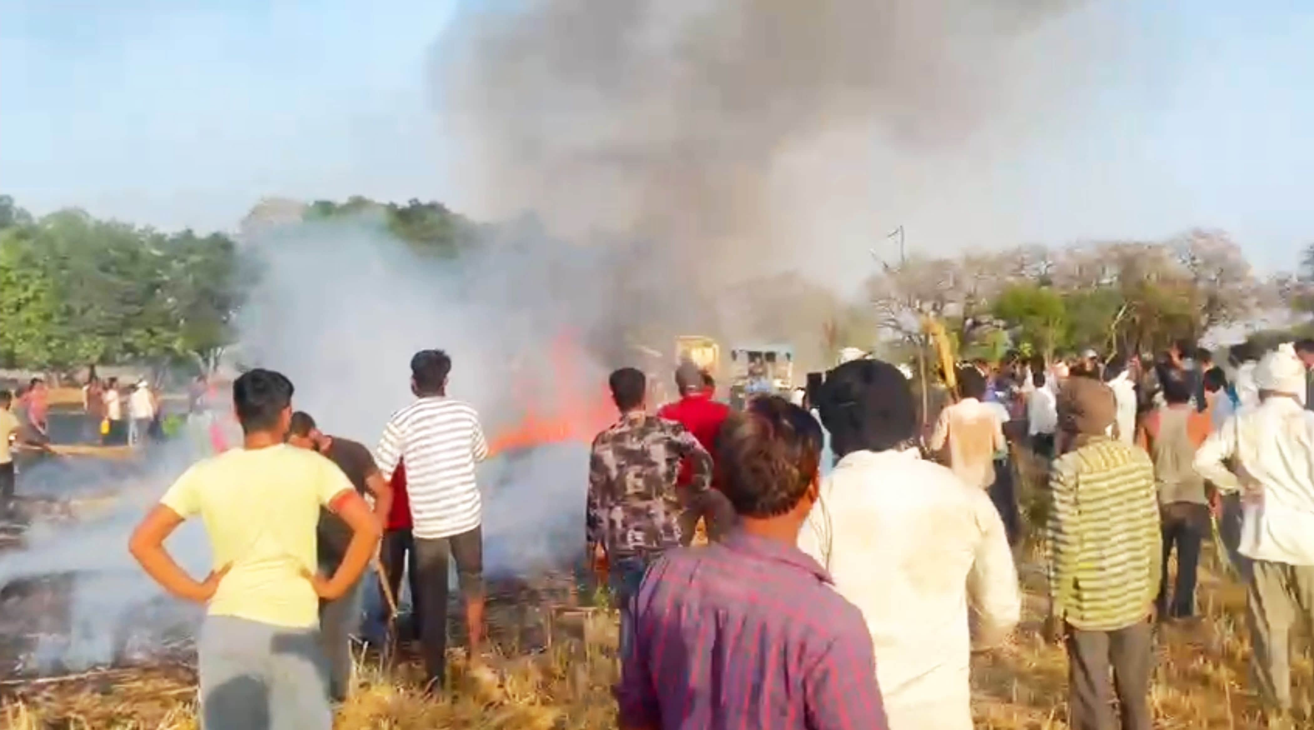 फोटो-34-आग बुझाते ग्रामीण। वीडियाे ग्रैब