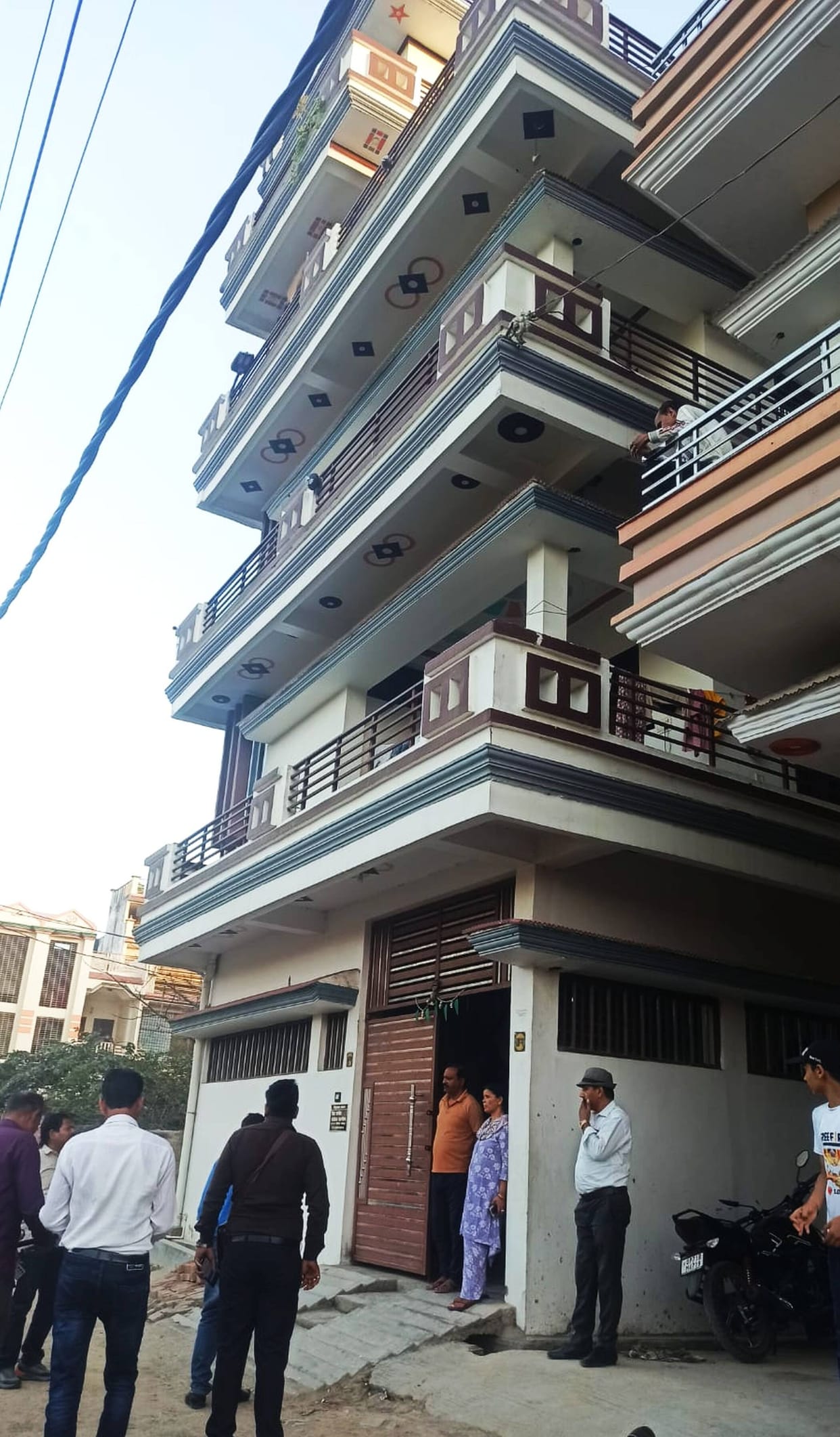 Five people running a cyber fraud gang from their room were arrested by the police.