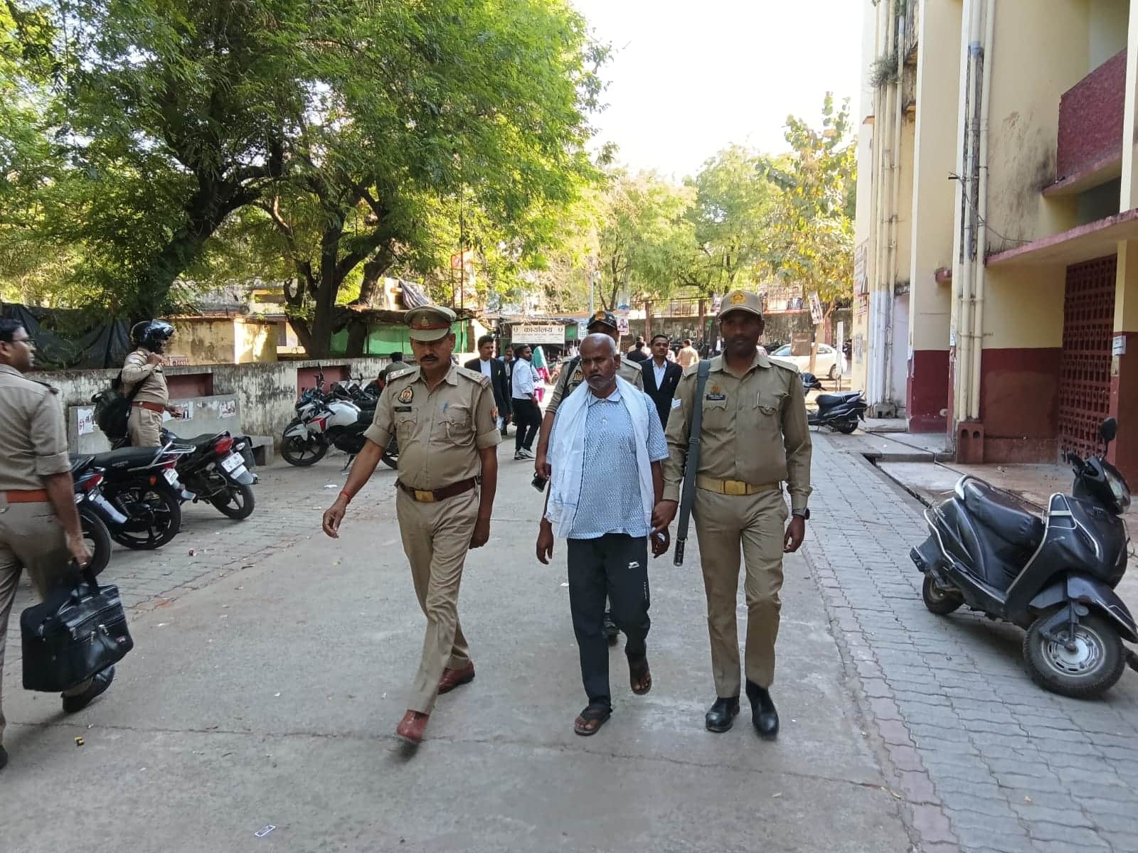 फोटो - 39 पेशी में न्यायालय जाता दोषी जेई रामभवन।