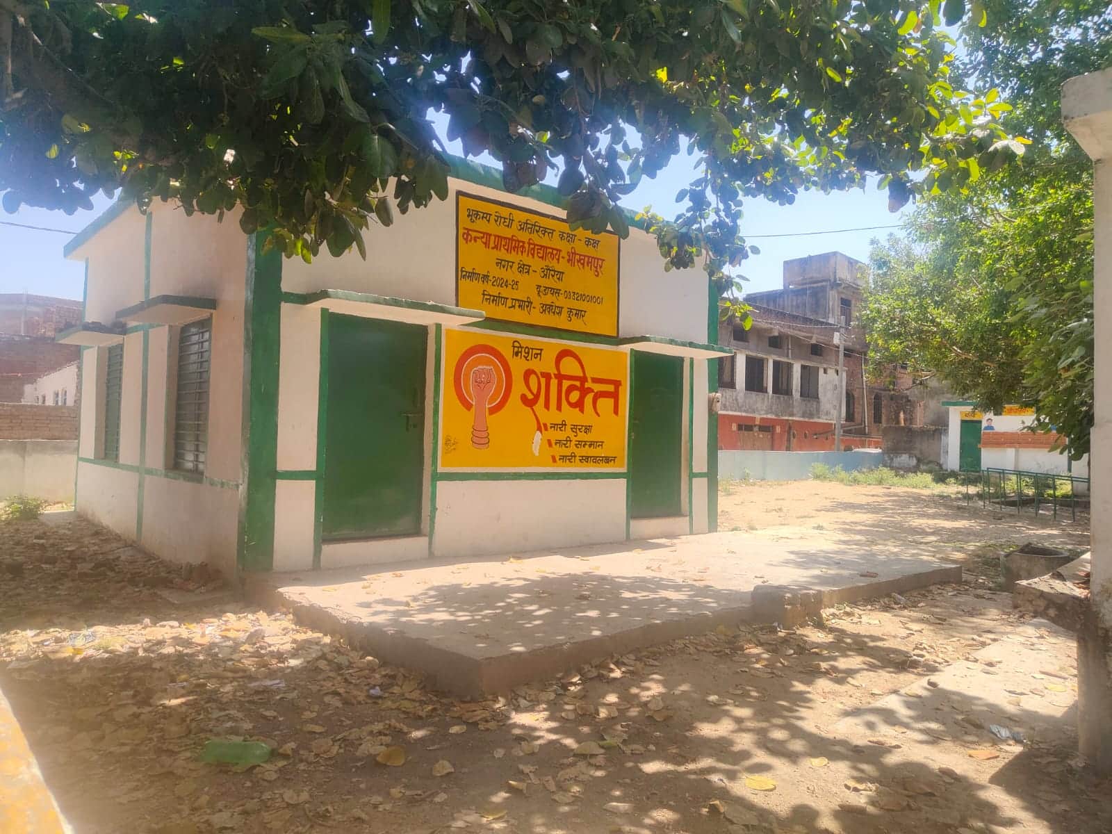 फोटो-4- एक कमरे में संचालित कन्या प्राथमिक विद्यालय भीखमपुर। संवाद