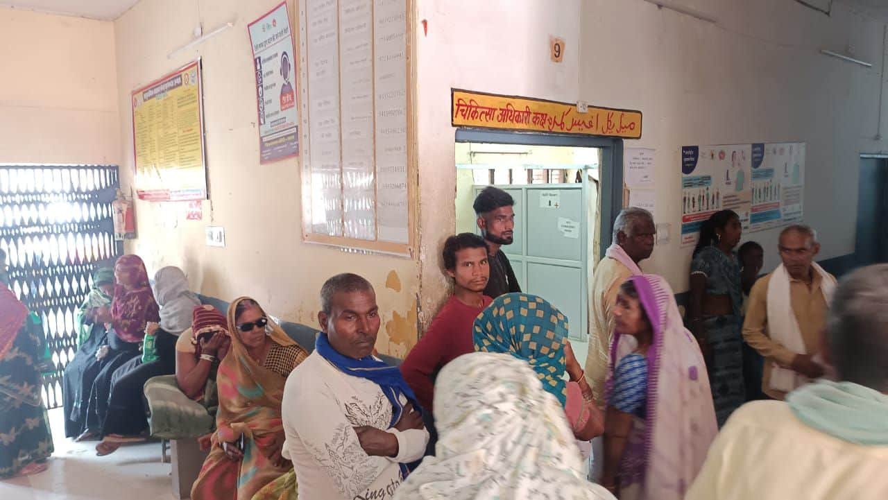 फोटो-4- हसनगंज सीएचसी की ओपीडी में लगी मरीजों की भीड़। संवाद