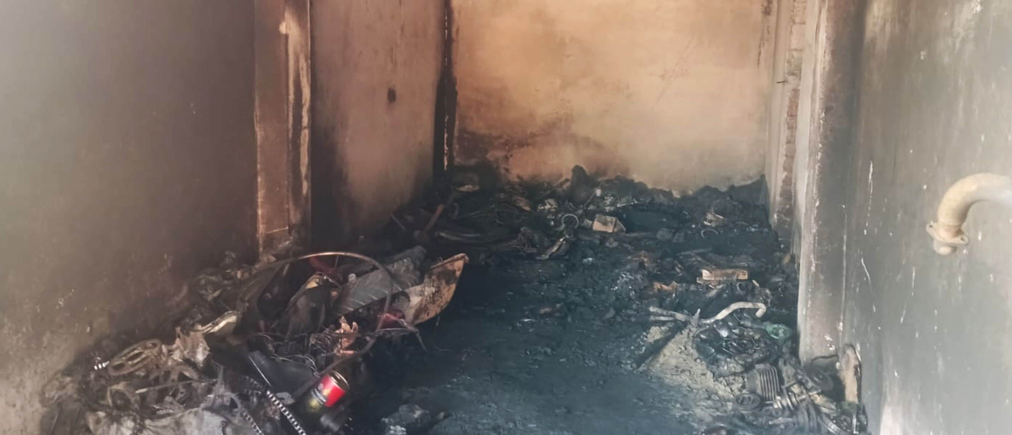 फोटो-40-आग लगने के बाद जला पड़ा समान। संवाद