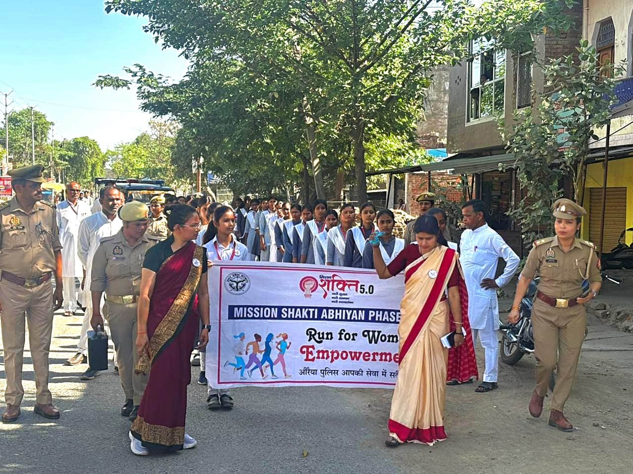 फोटो-5-रन फॉर यूनिटी में शामिल छात्राएं।संवाद