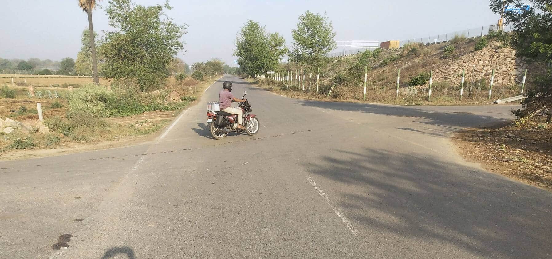 फोटो-6- नसिरापुर चौराहे से निकलता बाइक सवार। संवाद