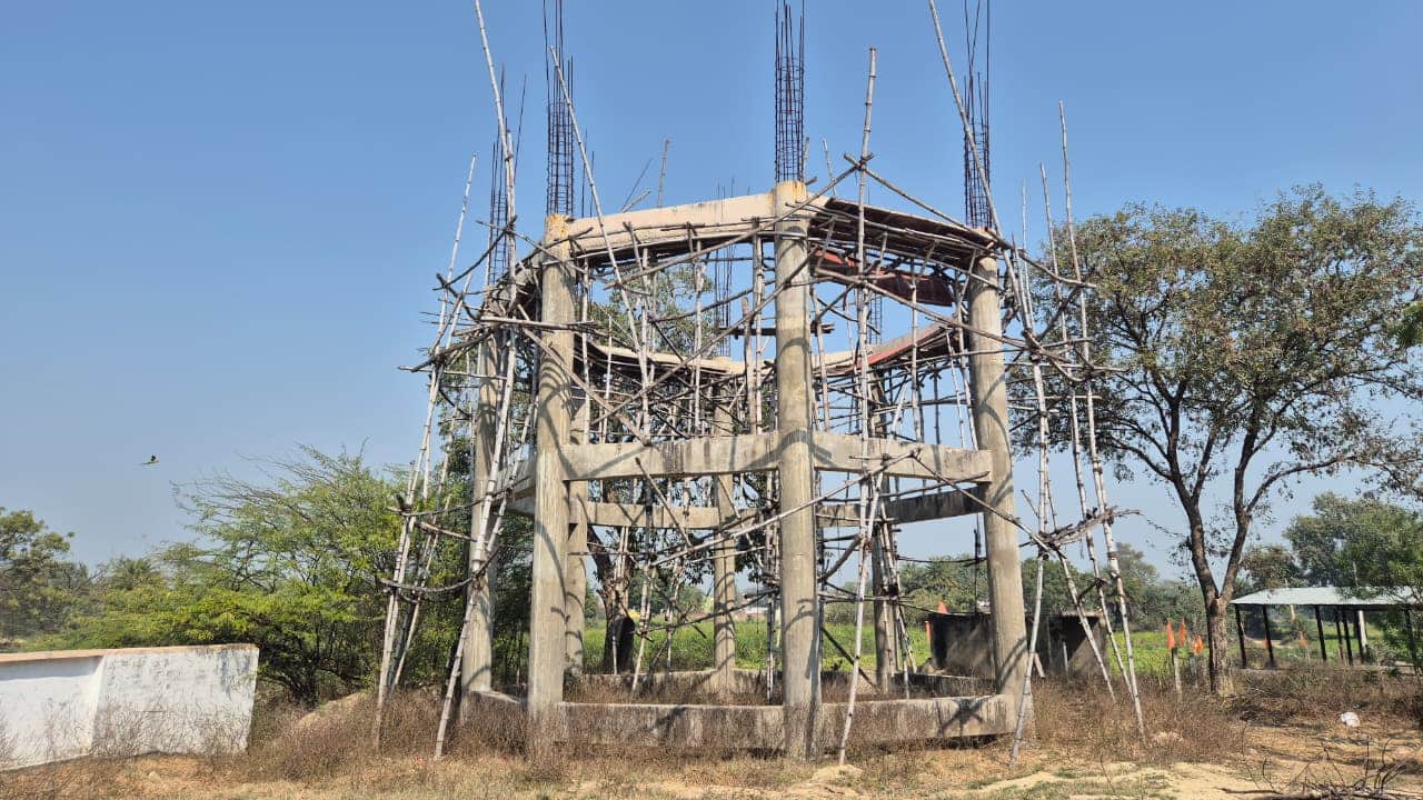 फोटो-8 मौधा गांव में निर्माणाधीन पानी की टंकी। संवाद