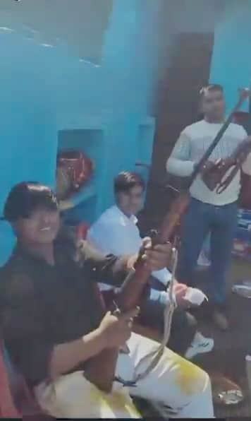 फोटो ABCD 3 हर्ष फायरिंग करते युवक स्रोत वीडीओ ग्रेव