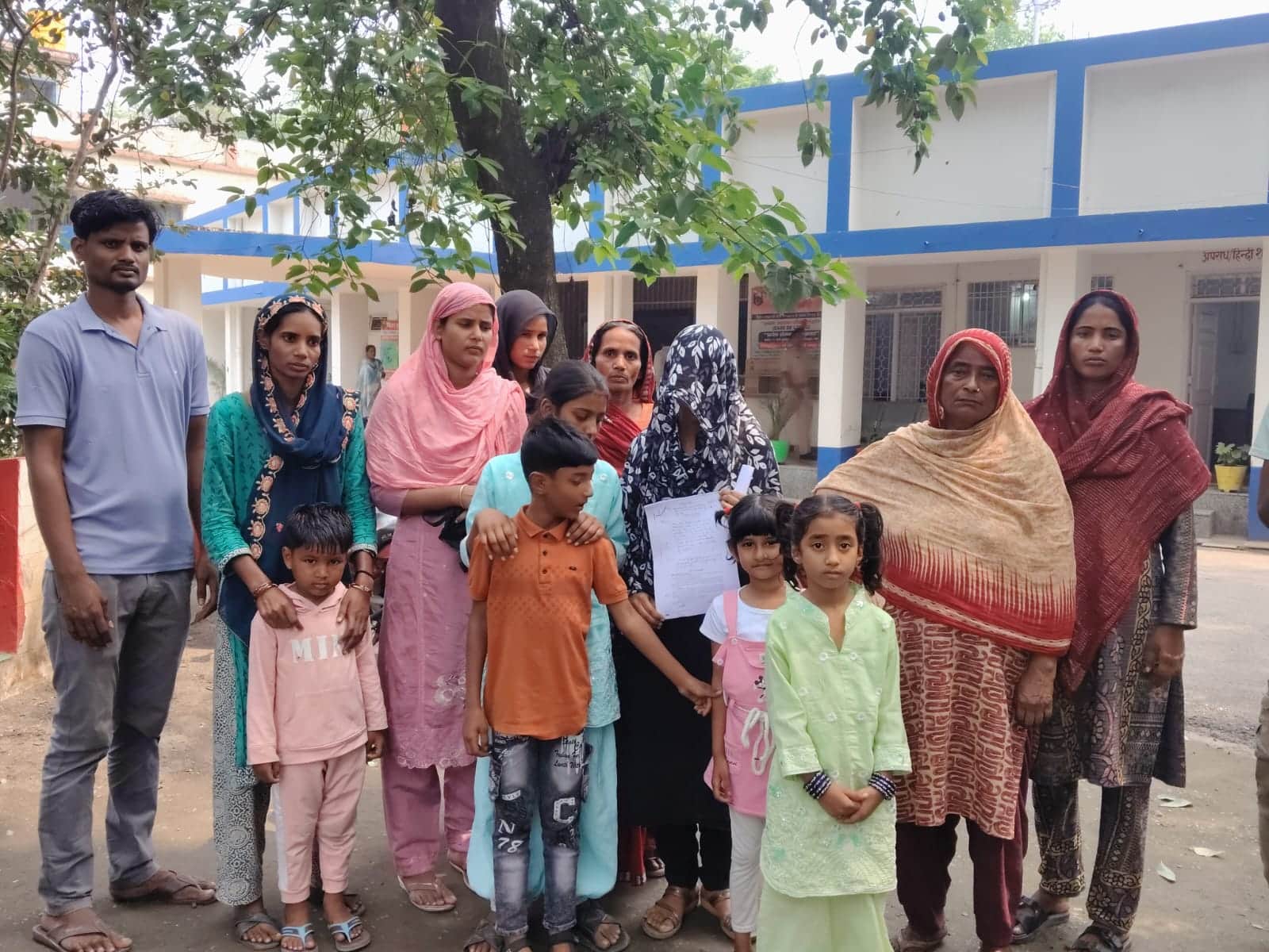 फोटो कैप्शन -पीड़िता ने थाने में दिया आवेदनमृतक का फाइल फोटो