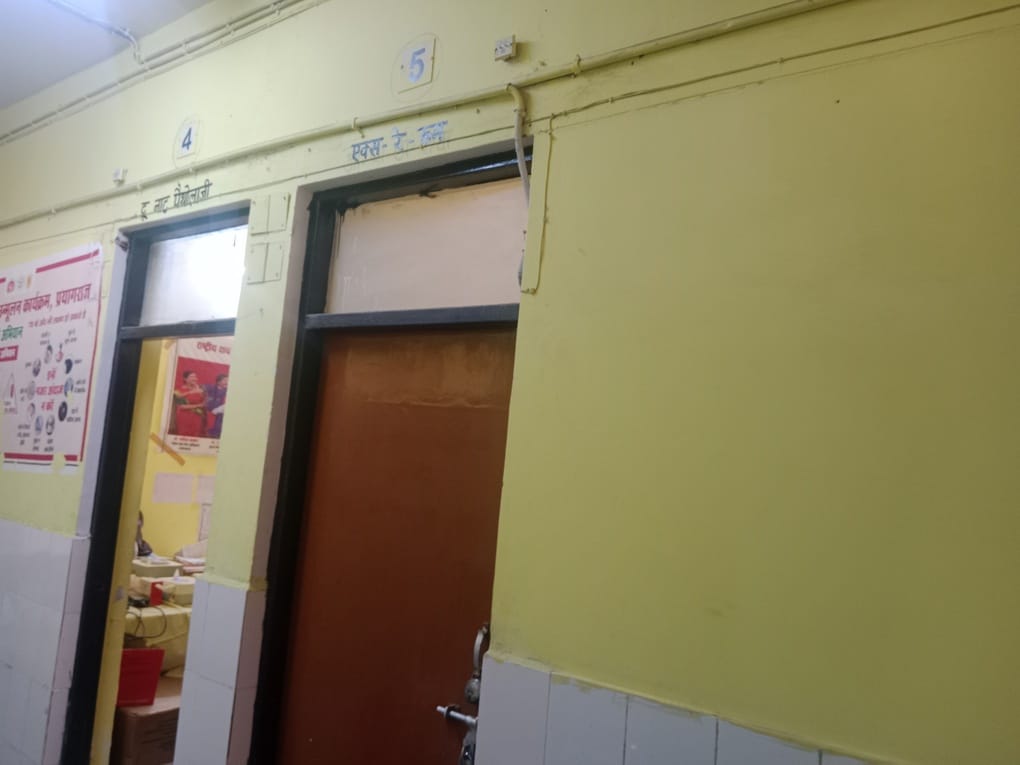 Lack of technician in CHC Kaudihar, lock hanging in the X-ray room