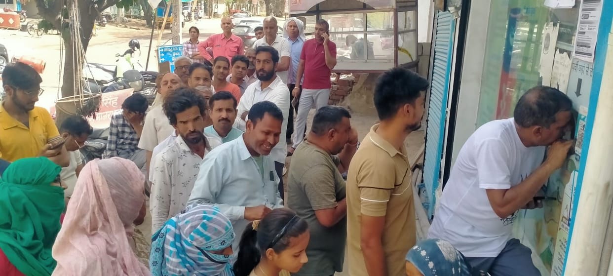 Gas cylinders are not arriving on time, people are worried due to shortage.