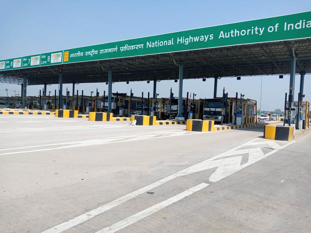 फोटो : सोनीपत के एनएच-334बी पर स्थित झरोठी टोल प्लाजा से निकलते वाहन। संवाद