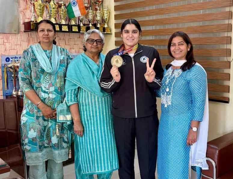 फोटो : सोनीपत के टीकाराम कन्या महाविद्यालय में विजेता तमन्ना का स्वागत करती प्राचार्य गीता व प्