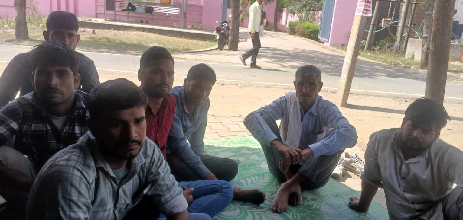 फोटो03कासगंज में पोस्टमार्टम गृह पर बैठे मृतक युवक विकल कुमार के परिजन । संवाद