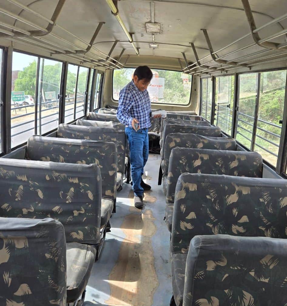 फोटो13कासगंज में बस की चेकिंग करते एआरटीओ। स्रोत:स्वयं