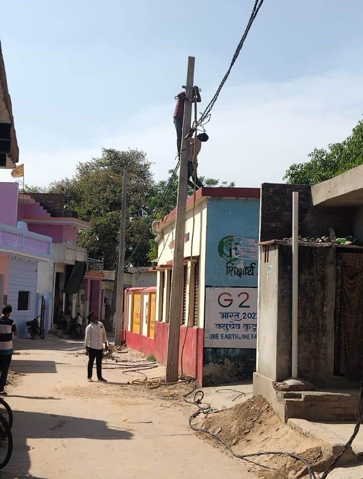 फोटो14गांव कांतौर में पोल लगाने के बाद केबल लगाते कर्मी ।संवाद