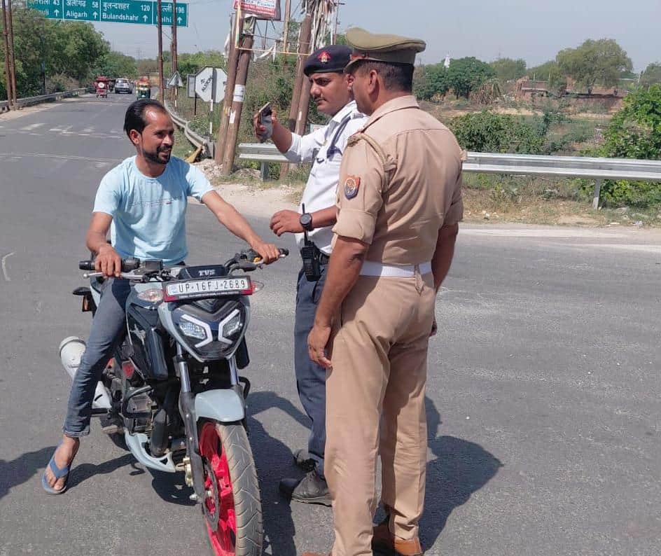 फोटो23कासगंज में बाइपास मार्ग पर चेकिंग करते टीएसआई। स्रोत:पुलिस मीडिया सेल