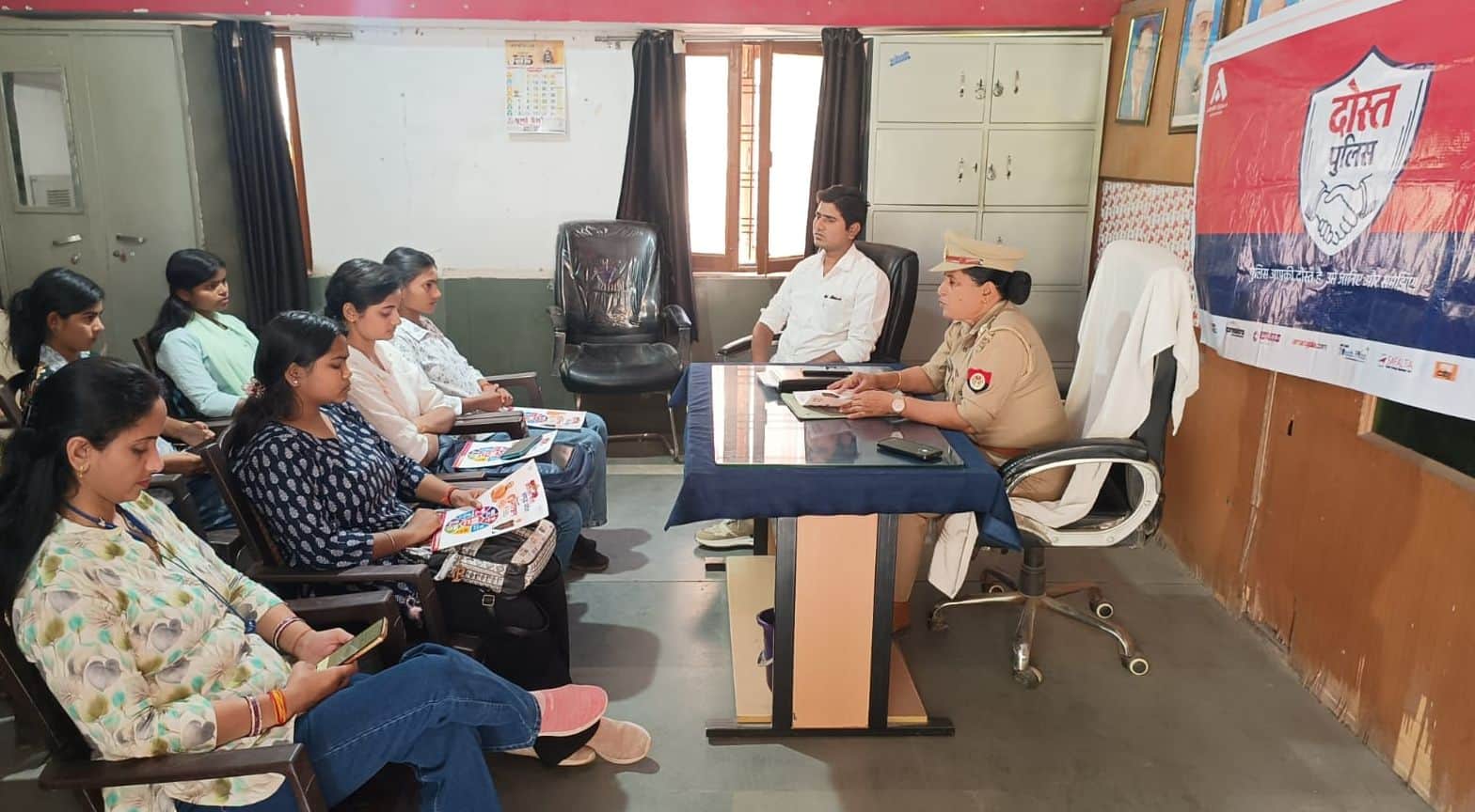 फोटो28कासगंज में महिला थाना पर आयोजित दोस्त पुलिस कार्यक्रम में केए पीजी कॉलेज की एनएसएस छात्