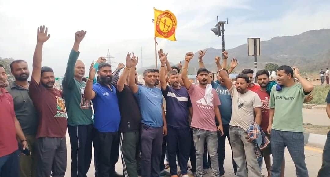 गरामोड़ टोल प्लाजा पर प्रदर्शकारियों ने बंद की सड़क। संवाद