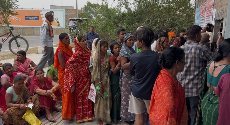 LPG Crisis: समस्तीपुर में गैस को लेकर लोग हो रहे परेशान, सिलिंडर के लिए एजेंसी के लगा रहे चक्कर पर चक्कर