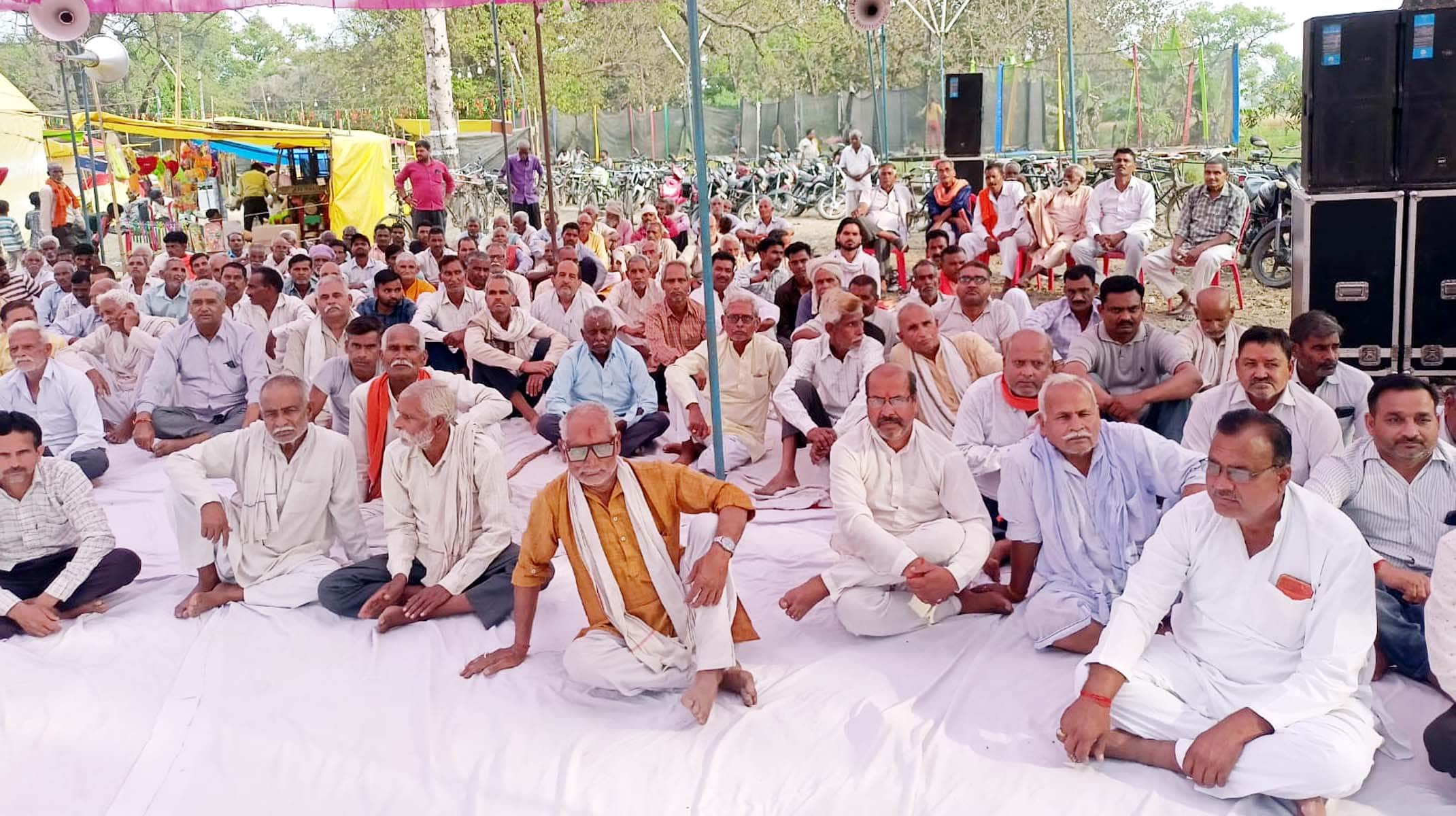 गांव बिलसड़ी खुर्द में कथा सुनते श्रद्धालु। संवाद