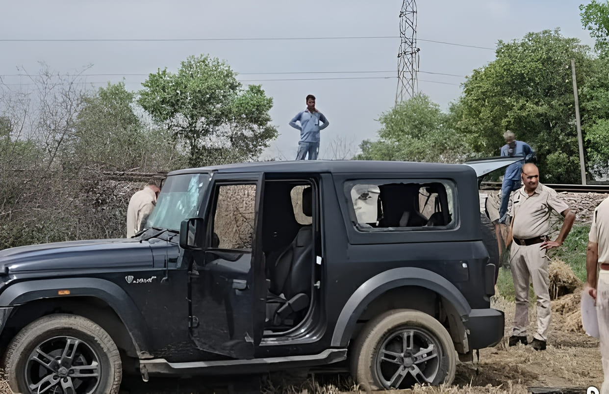 The windows of the Thar found in the fields of Gangaycha Jat village were shattered, and bloodstains were discovered.