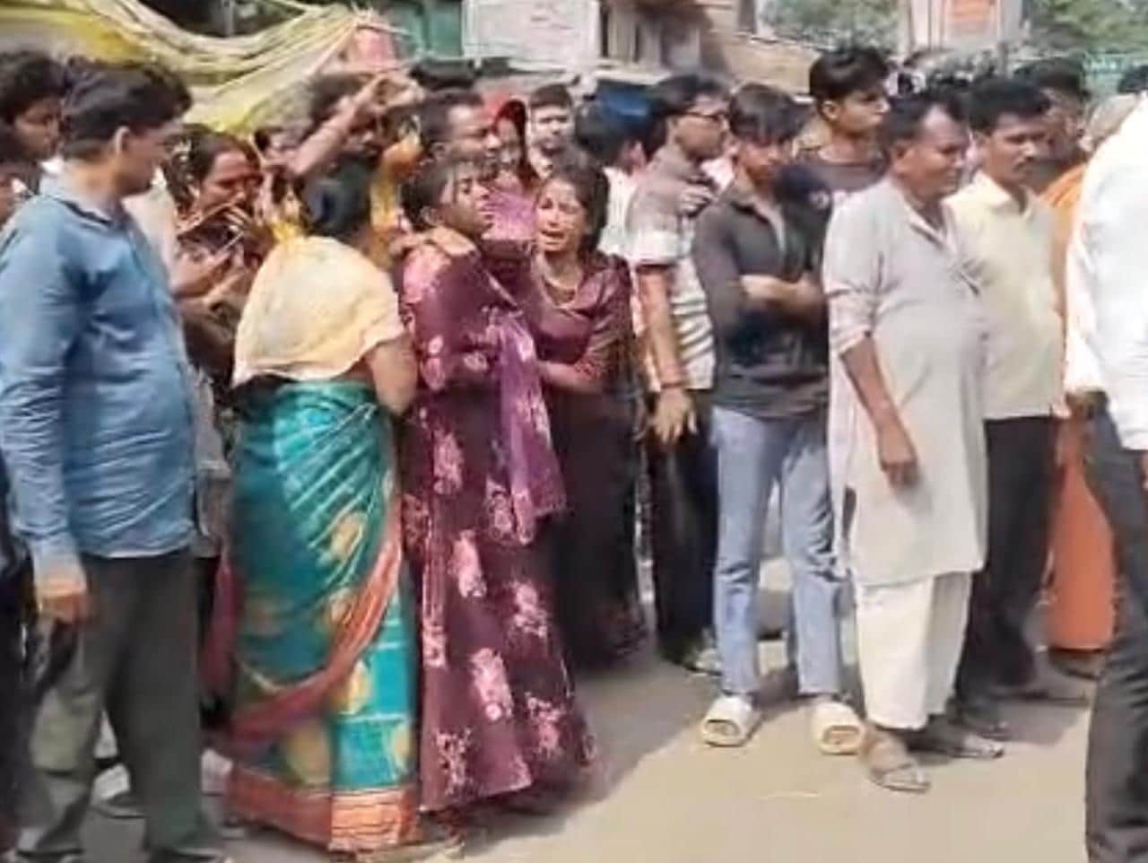 घुघली में डंपर की टक्कर से युवक की मौत पर रोते-बिलखते परिजन। 