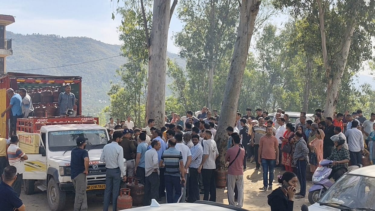 Chaos over gas cylinder distribution in Ghumarwin, police had to be called.