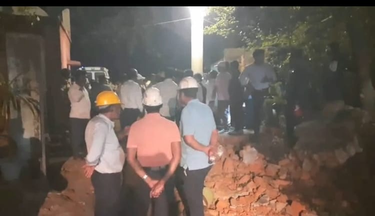 Jharkhand: झारखंड में जमीन धंसने से बड़ा हादसा, घर जमींदोज, एक ही परिवार के तीन लोगों की मौत