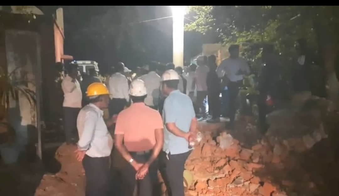 घटना स्थल पर बचाव दल